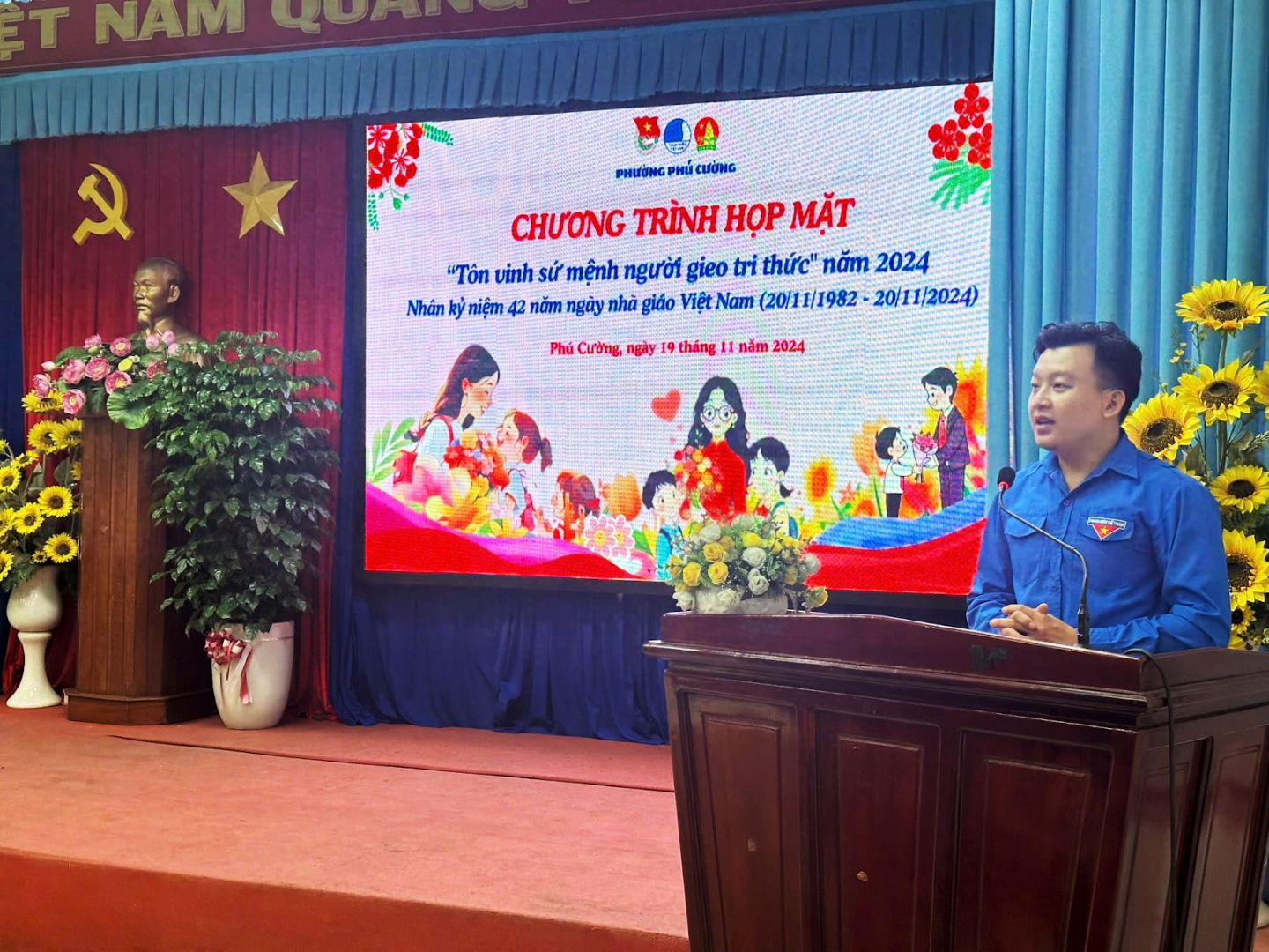 Có thể là hình ảnh về 1 người, cái bục và văn bản