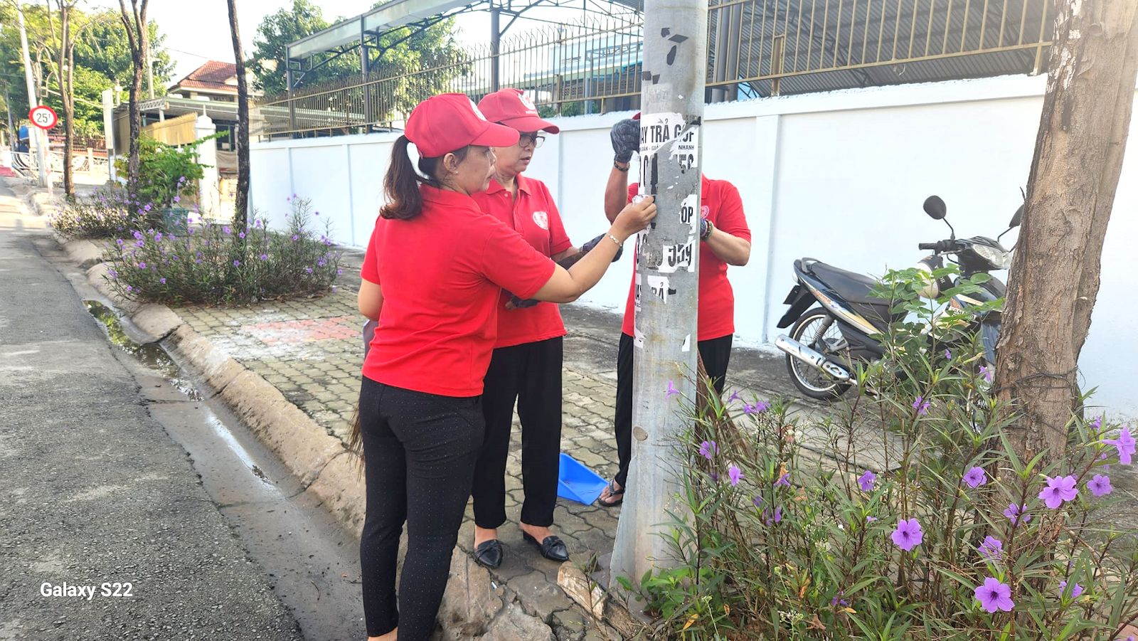 Có thể là hình ảnh về 2 người, máy thu tiền đỗ xe, cây và văn bản cho biết 'TRẢ fut 고일 แล GalaxyS22 S22 RAP'