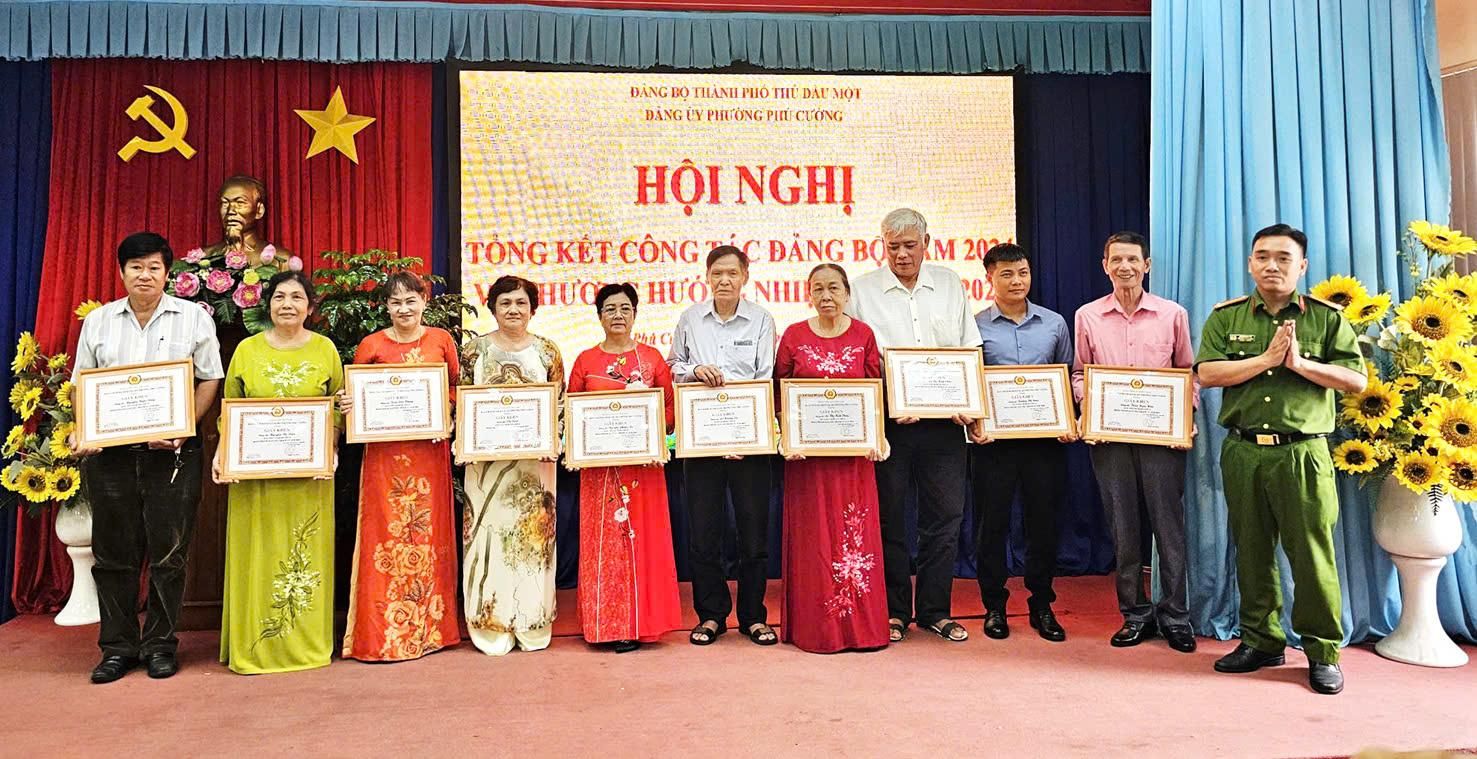 A group of people holding certificatesDescription automatically generated