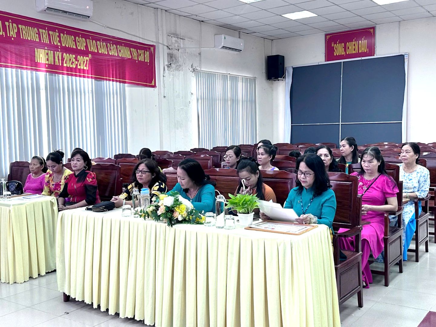 Có thể là hình ảnh về 10 người và bàn