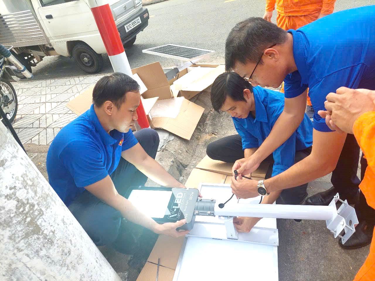 Có thể là hình ảnh về 2 người và văn bản