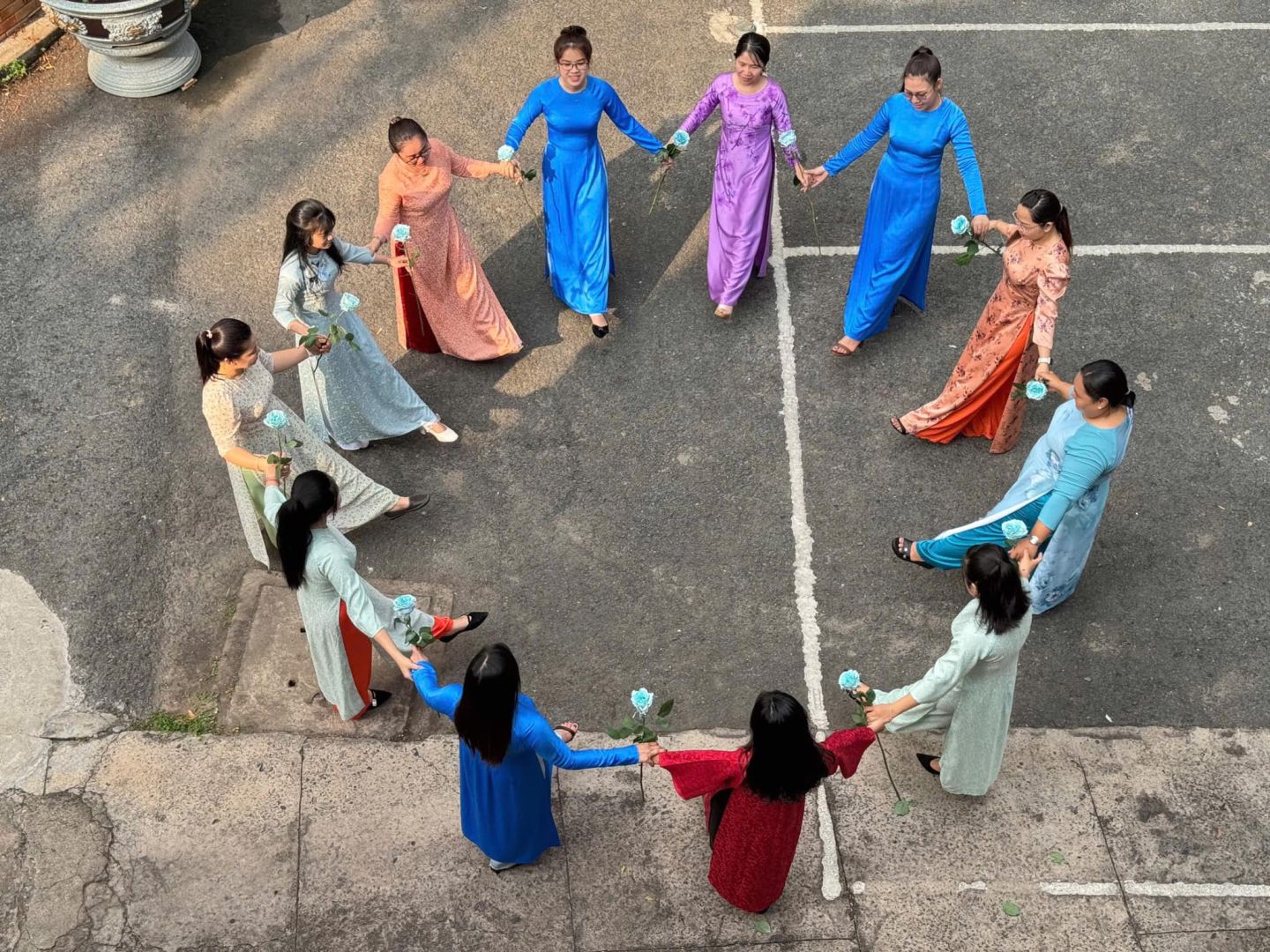 Có thể là hình ảnh về 12 người, henna và đám cưới