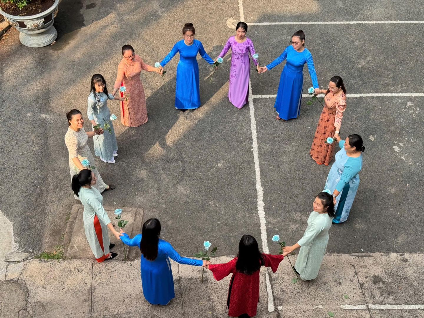 Có thể là hình ảnh về 12 người, henna và đám cưới