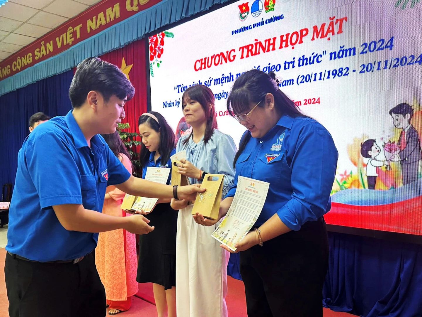 Có thể là hình ảnh về 2 người và văn bản
