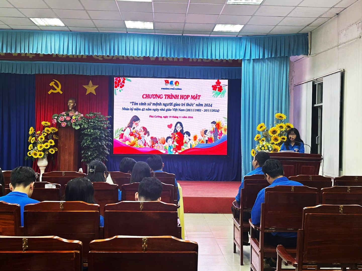 Có thể là hình ảnh về 6 người, cái bục và văn bản