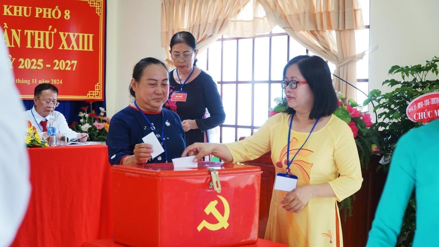 F:\USB PHUONG PHU CUONG\Hinh Hoat dong Dang uy - HDND - UBND - MTTQ\Dang uy\DH DANG BO 2025 - 2030\Hình Đại hội các chi bộ\Khu 8_03-11-2024\Bầu cử và Ra mắt Đại hội_Đại biểu dự cấp trên\DSC07584.JPG