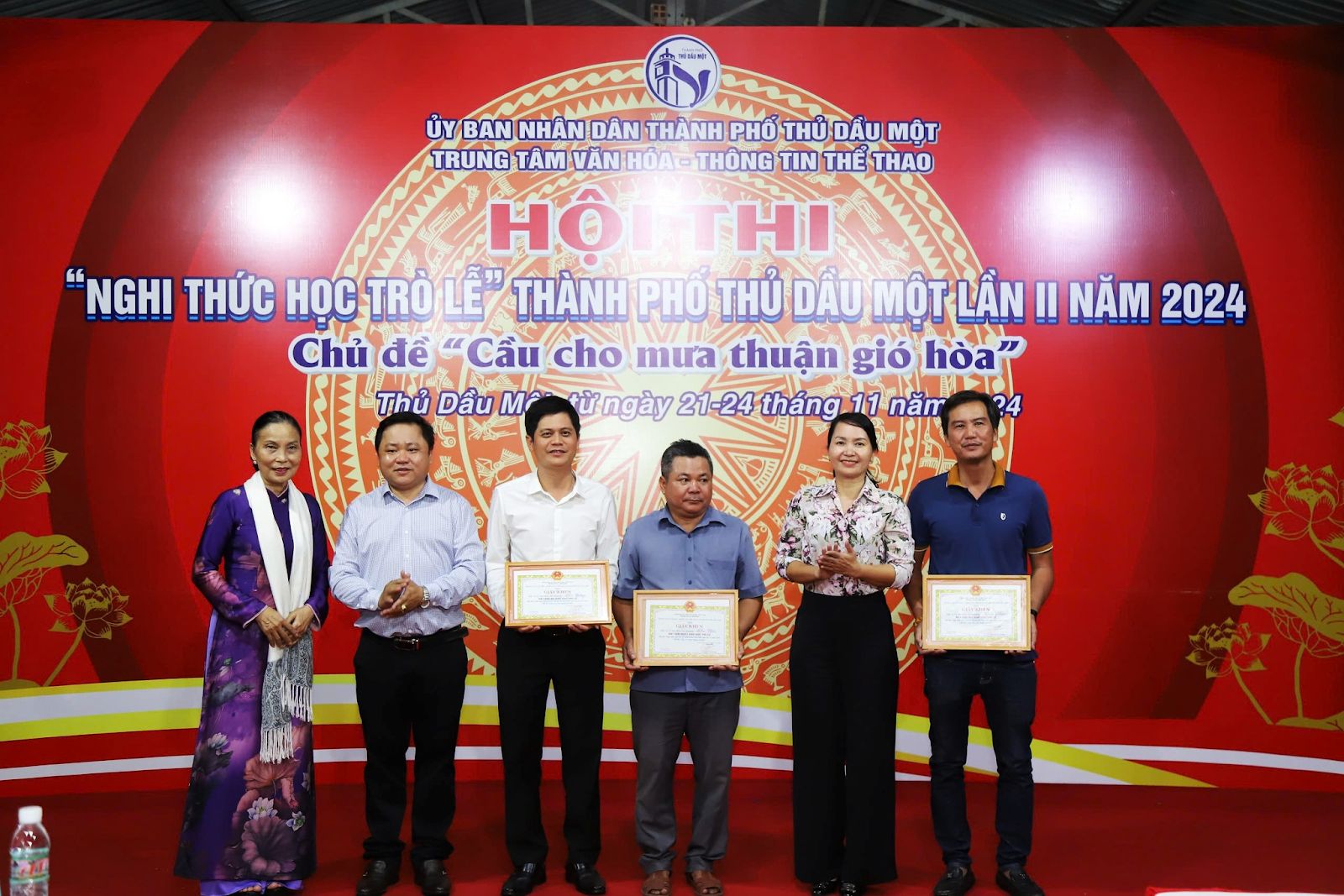 Có thể là hình ảnh về 6 người và văn bản