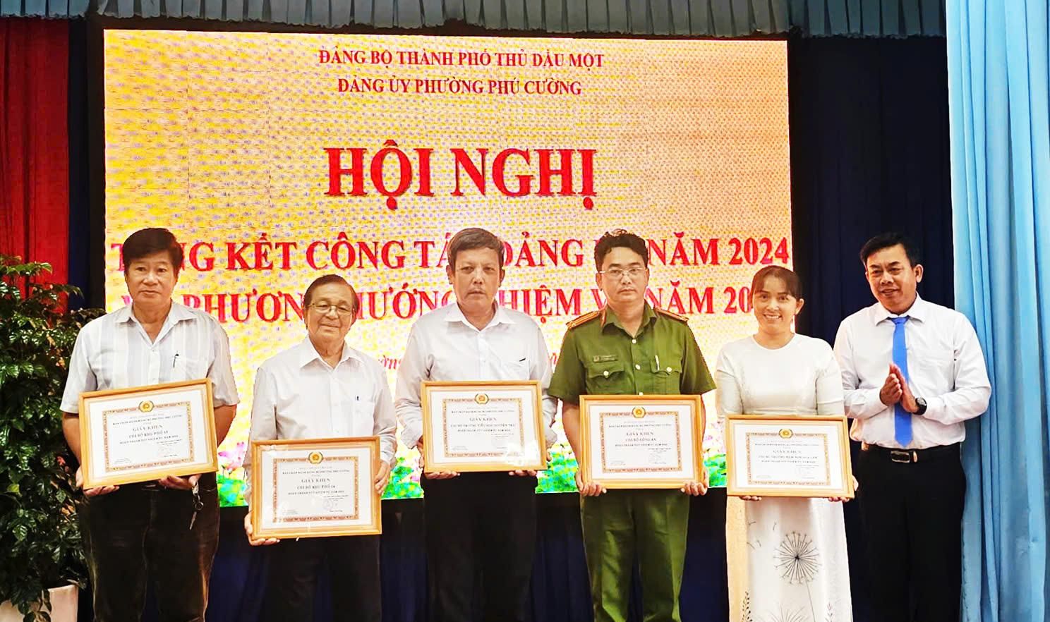 A group of people holding certificatesDescription automatically generated