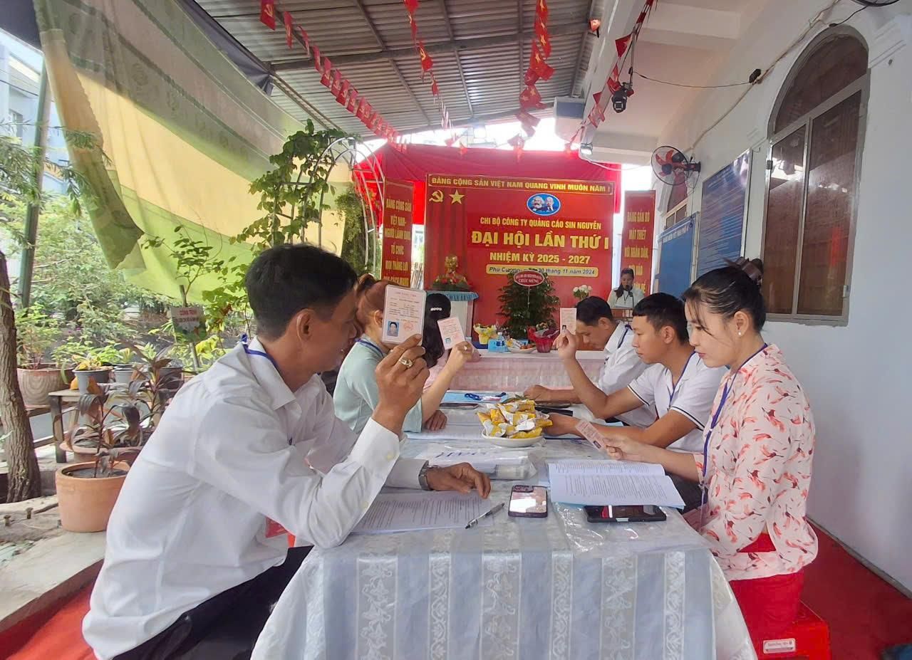 A group of people sitting at a tableDescription automatically generated