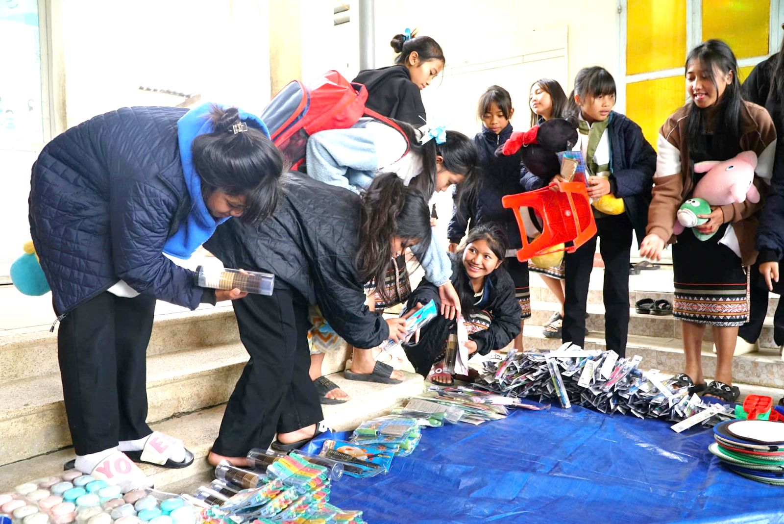Có thể là hình ảnh về 6 người, trẻ em, mọi người đang học và văn bản