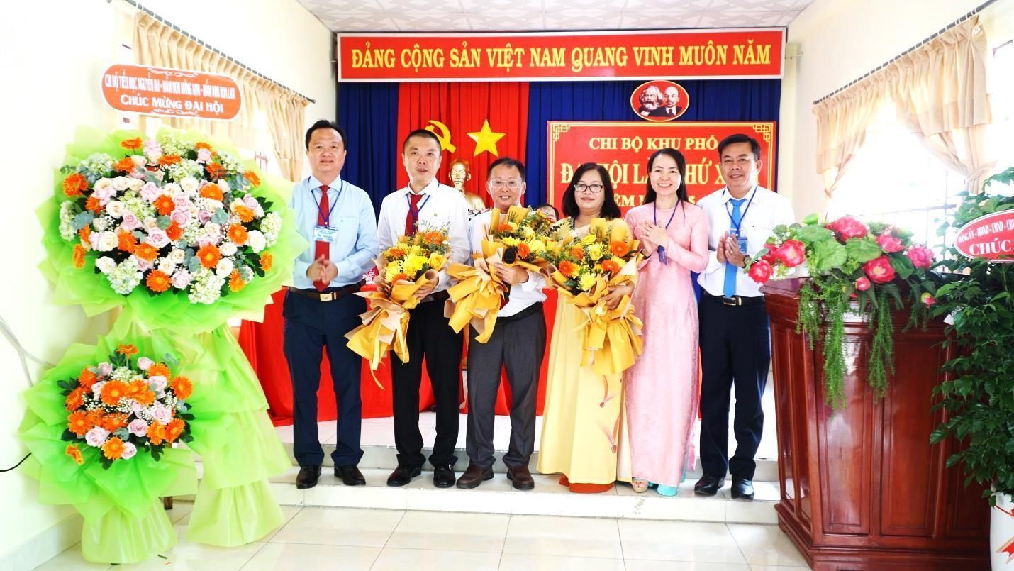 F:\USB PHUONG PHU CUONG\Hinh Hoat dong Dang uy - HDND - UBND - MTTQ\Dang uy\DH DANG BO 2025 - 2030\Hình Đại hội các chi bộ\Khu 8_03-11-2024\Bầu cử và Ra mắt Đại hội_Đại biểu dự cấp trên\DSC07604.JPG
