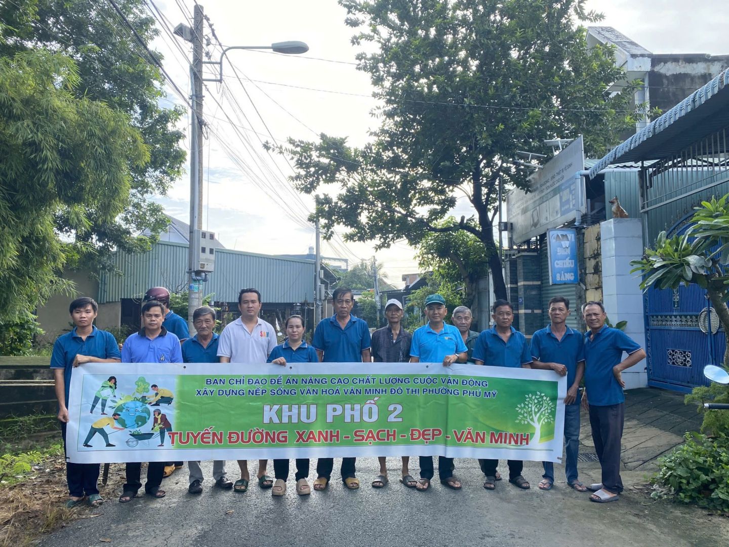 Có thể là hình ảnh về 11 người và văn bản