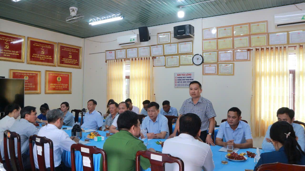Có thể là hình ảnh về 11 người và văn bản