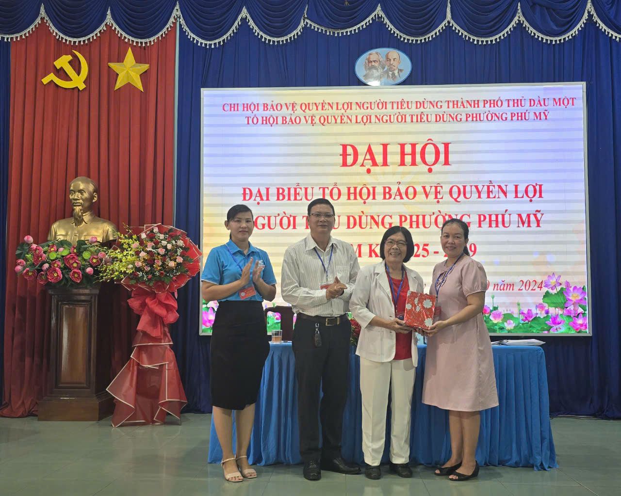 Có thể là hình ảnh về 4 người và văn bản