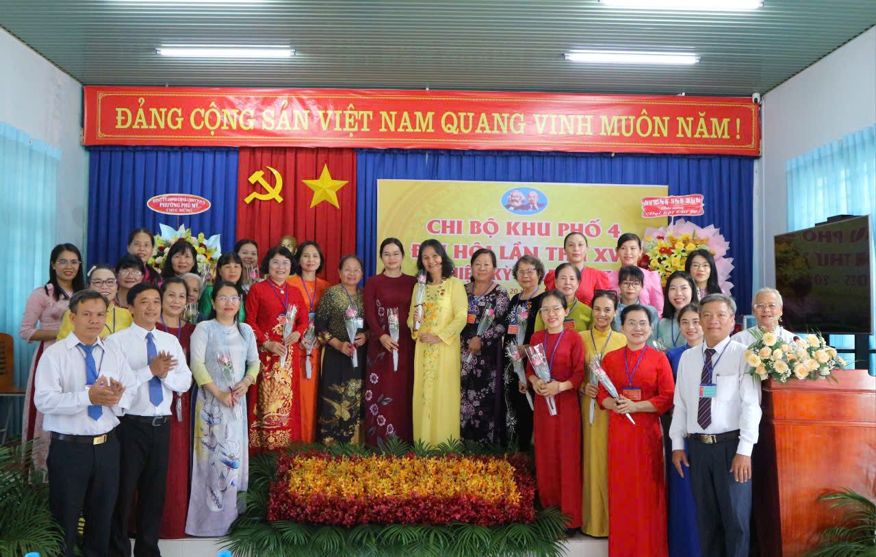 Có thể là hình ảnh về 11 người và văn bản