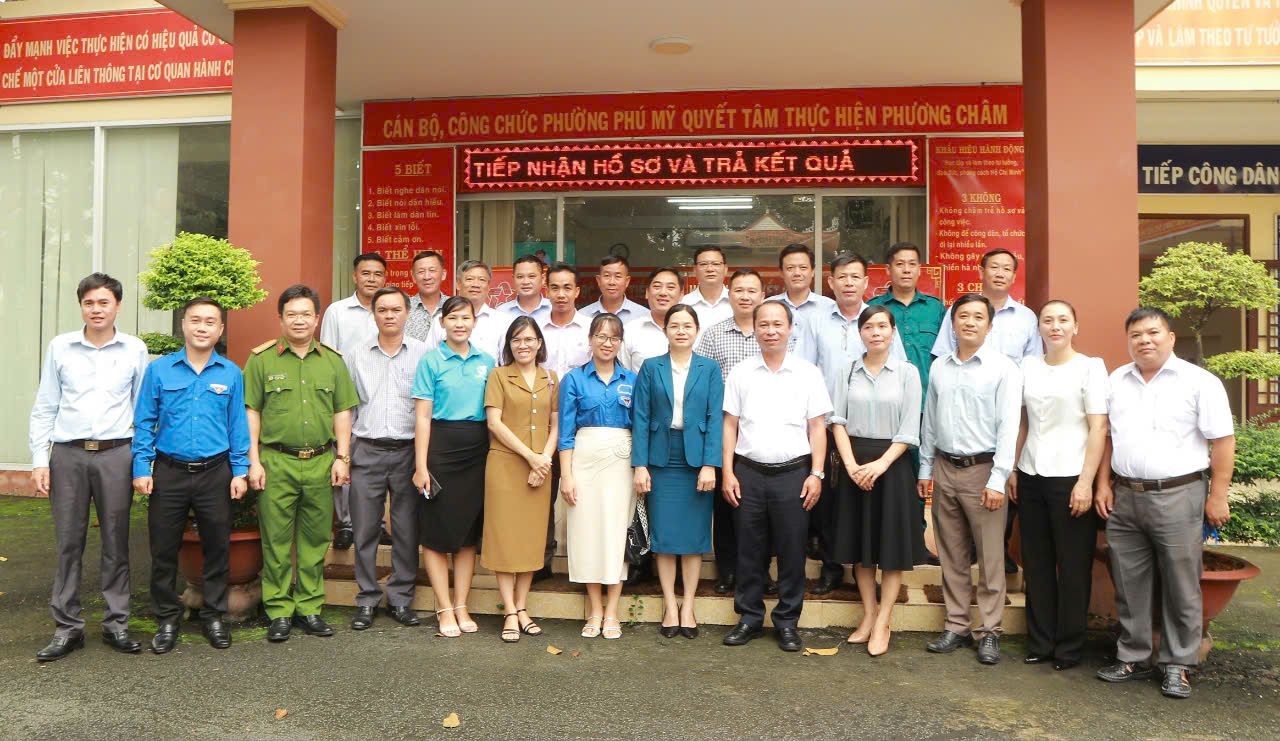 Có thể là hình ảnh về 11 người, đền thờ và văn bản
