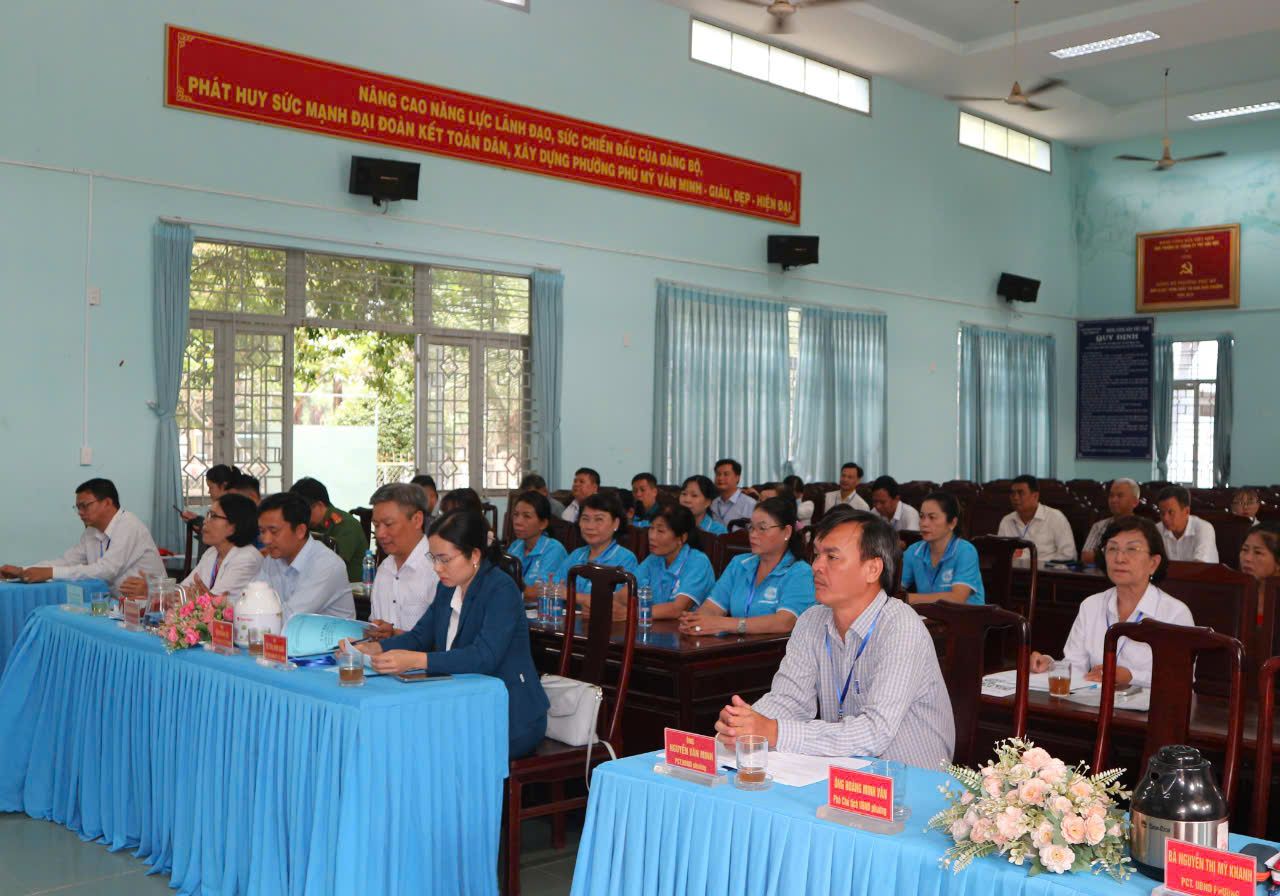 Có thể là hình ảnh về 7 người, cái bục và văn bản