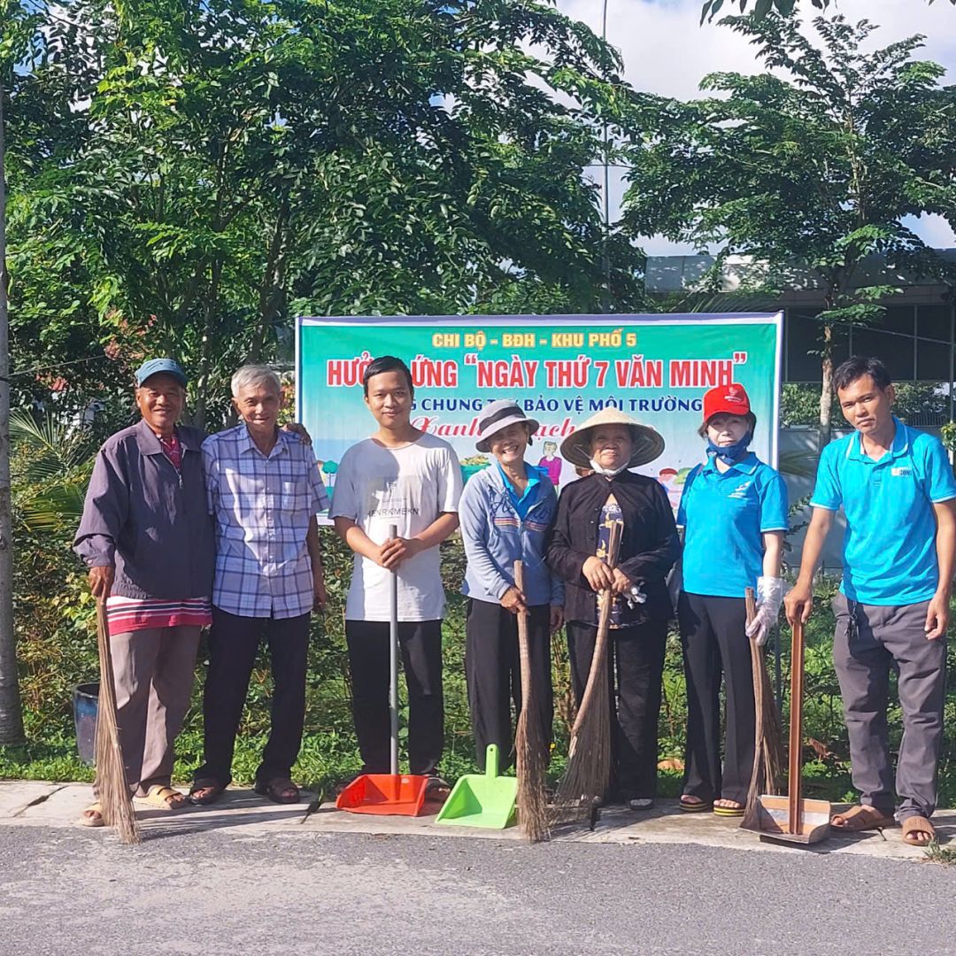 Có thể là hình ảnh về 7 người, cây và văn bản