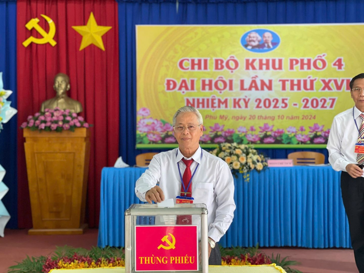 Có thể là hình ảnh về 2 người, cái bục và văn bản