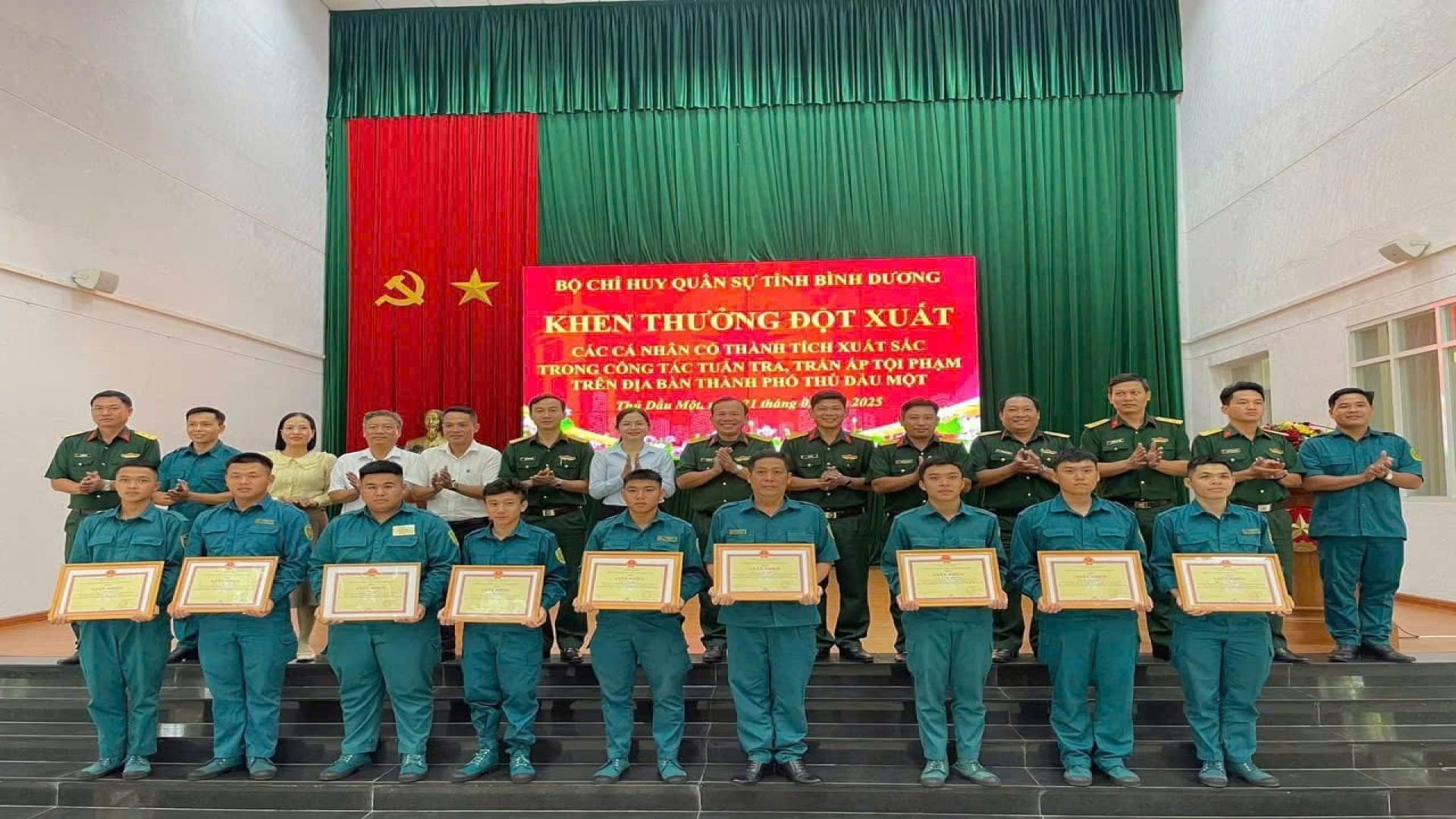 CHIẾN SĨ DÂN QUÂN PHƯỜNG PHÚ MỸ NHẬN KHEN THƯỞNG ĐỘT XUẤT TỪ BỘ CHỈ HUY QUÂN SỰ TỈNH BÌNH DƯƠNG TRONG ĐẤU TRANH PHÒNG CHỐNG TỘI PHẠM.