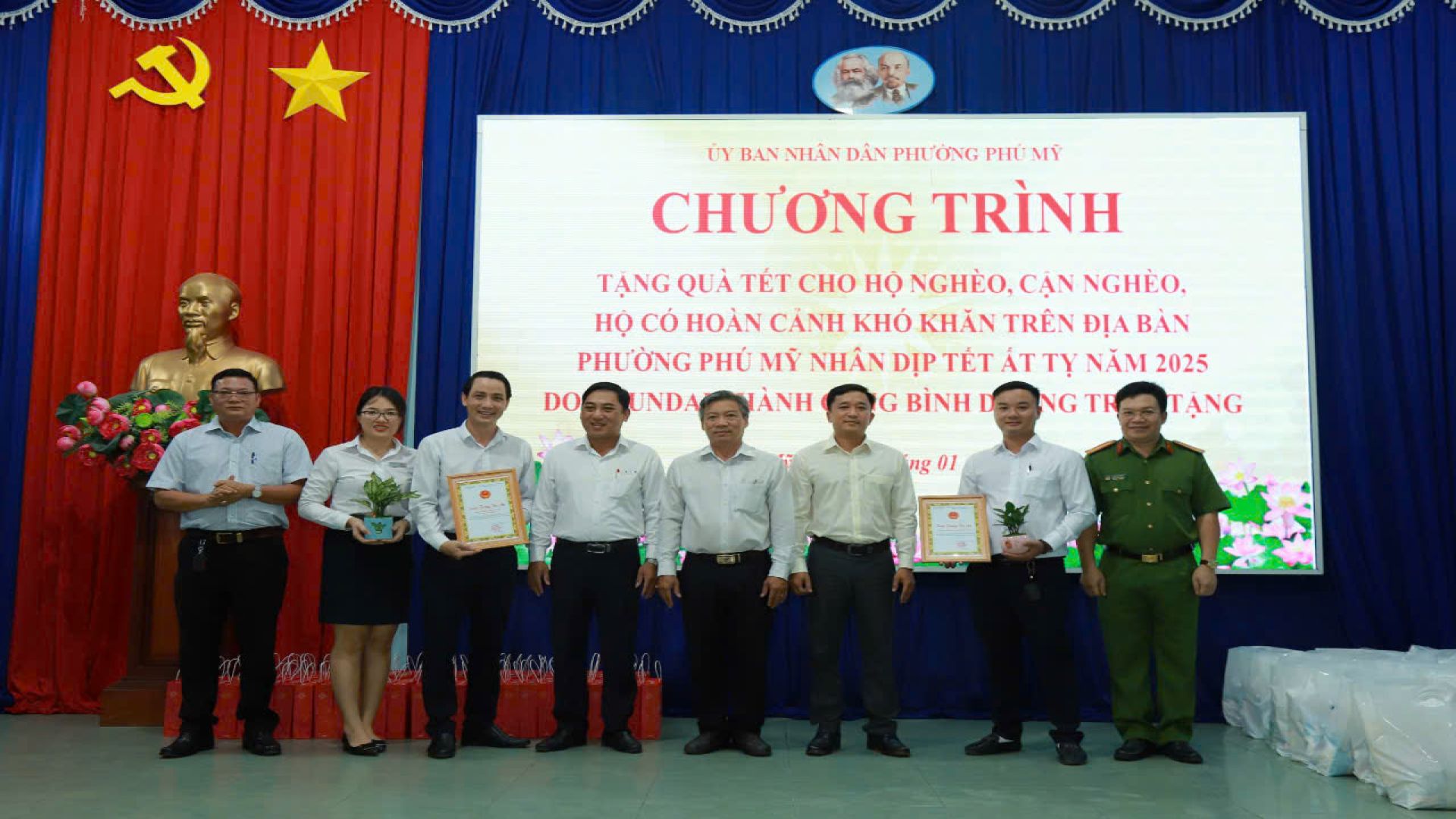 PHƯỜNG PHÚ MỸ KẾT HỢP CÙNG CÁC ĐƠN VỊ TÀI TRỢ TRAO QUÀ CHO HỘ NGHÈO, HỘ CẬN NGHÈO, HỘ CÓ HOÀN CẢNH KHÓ KHĂN TRÊN ĐỊA BÀN PHƯỜNG NHÂN DỊP TẾT ẤT TỴ NĂM 2025.