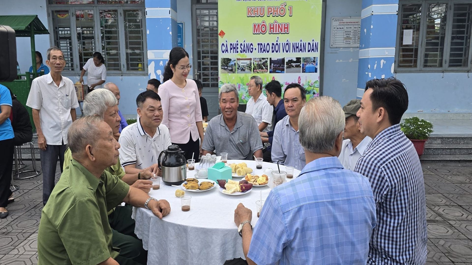 PHÚ MỸ TỔ CHỨC CHƯƠNG TRÌNH “CÀ PHÊ SÁNG - TRAO ĐỔI VỚI NHÂN DÂN” VÀ RA QUÂN THỰC HIỆN CÔNG TÁC VỆ SINH MÔI TRƯỜNG “NGÀY THỨ 7 VĂN MINH” TRÊN ĐỊA BÀN PHƯỜNG.