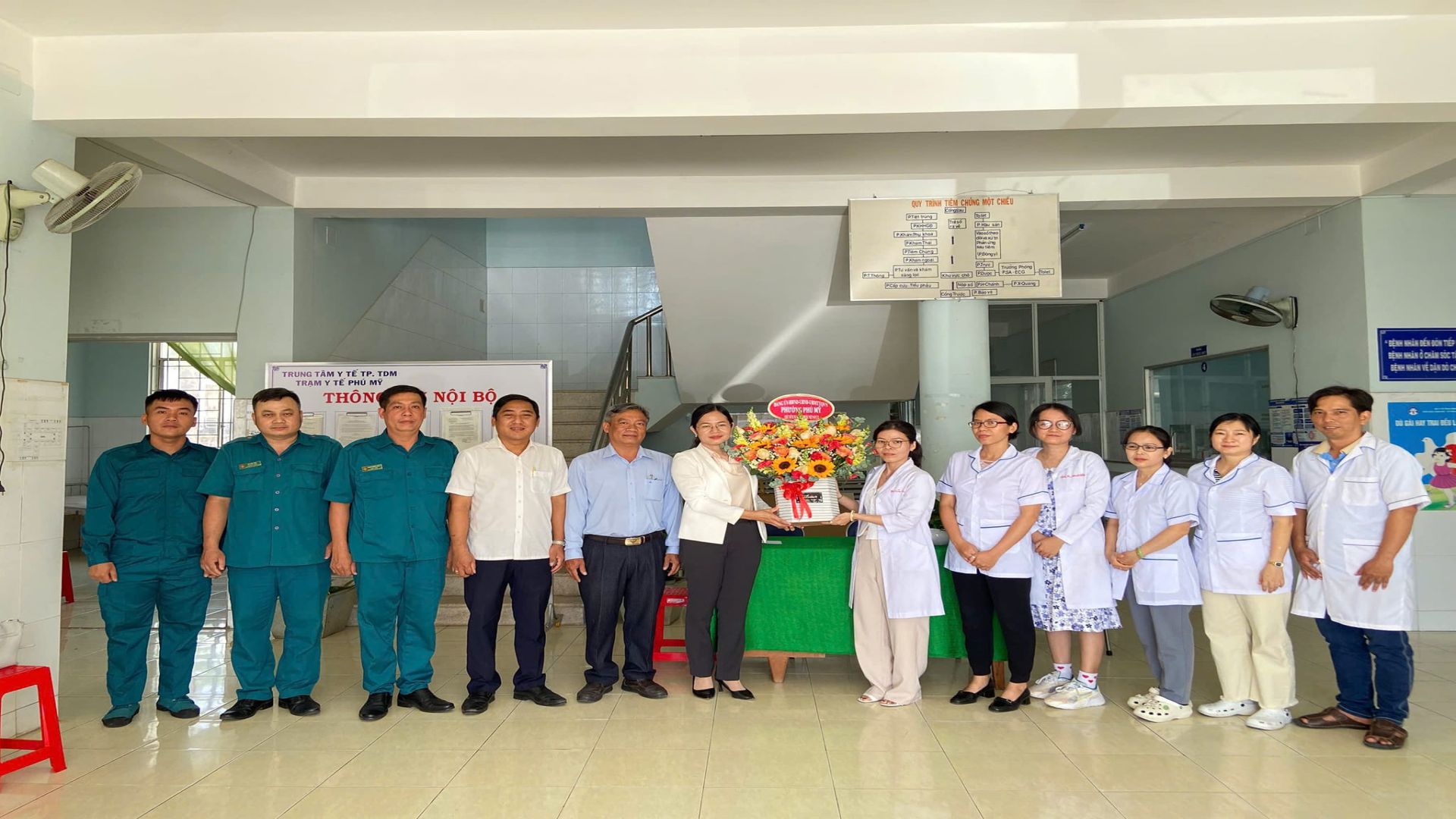 LÃNH ĐẠO PHƯỜNG PHÚ MỸ THĂM, CHÚC MỪNG VÀ TẶNG HOA TRẠM Y TẾ PHƯỜNG PHÚ MỸ NHÂN KỶ NIỆM 70 NĂM NGÀY THẦY THUỐC VIỆT NAM (27/02/1955- 27/02/2025).