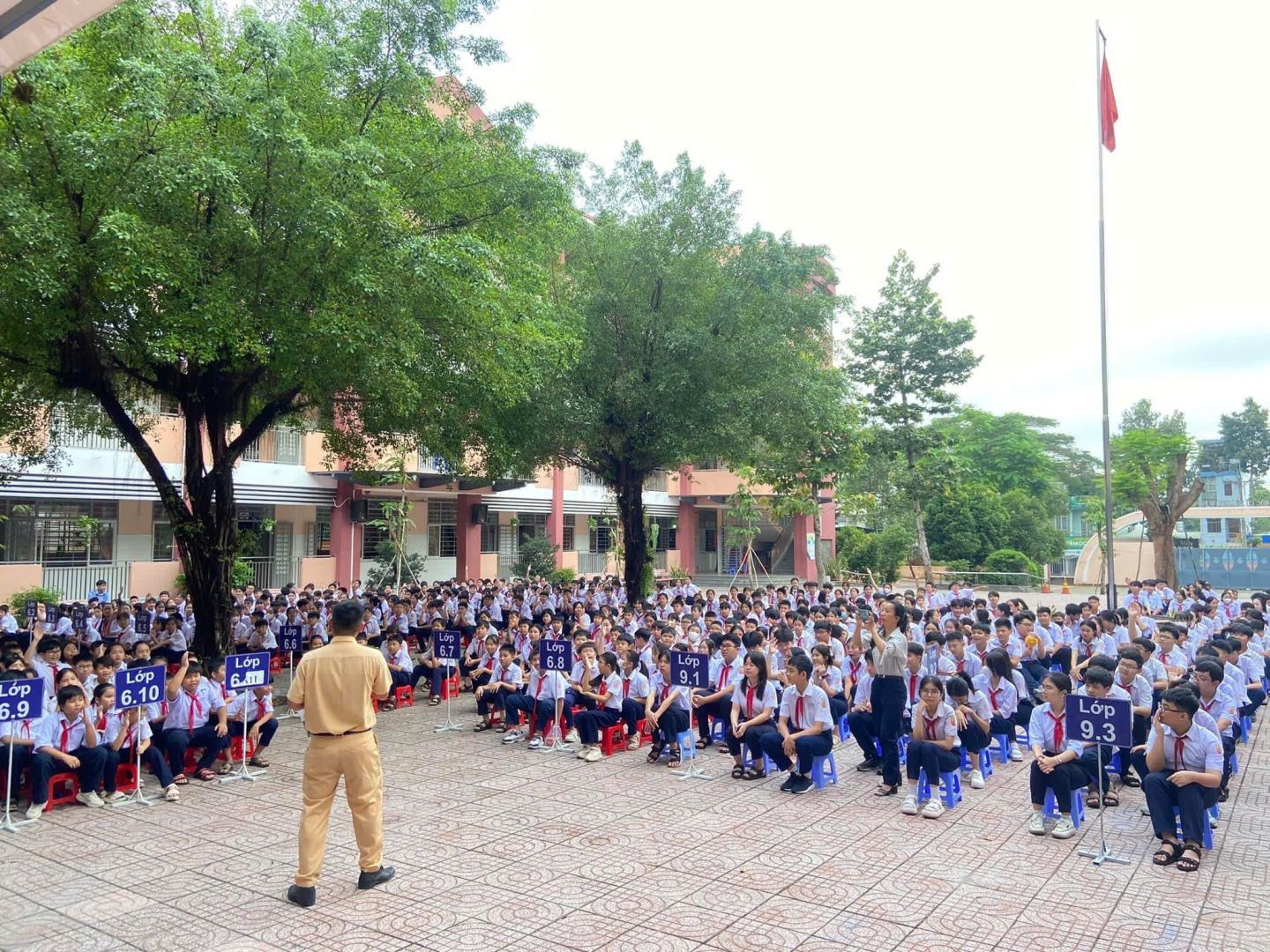 Có thể là hình ảnh về đám đông và văn bản