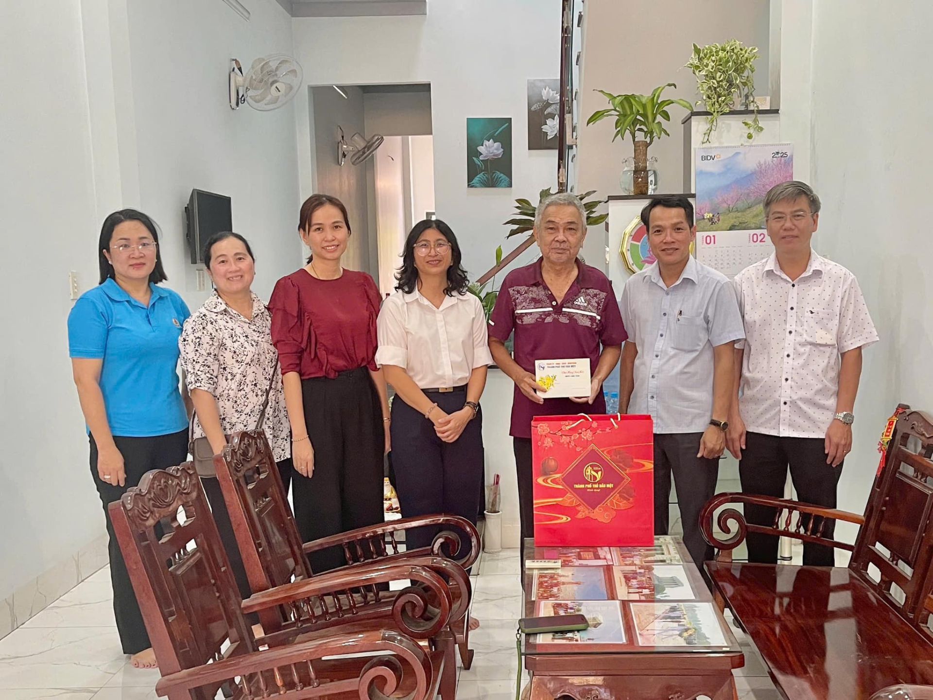 Có thể là hình ảnh về 7 người và văn bản