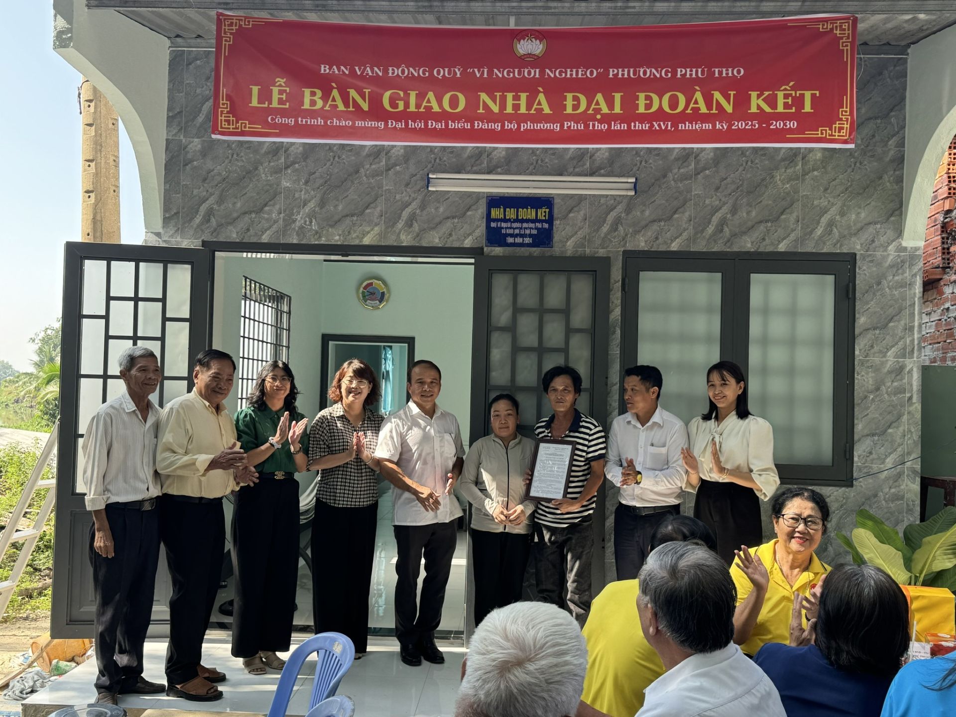 Có thể là hình ảnh về 12 người và văn bản cho biết 'BAN VẬN ĐỘNG QUỲ "Vi NGƯỜI NGHÈO" PHƯỜNG PHÚTHỌ PHÚ THO LỄ LEBANGTAONHAĐAIĐOÀNKÉT BÀN GIAO NHÀ ĐAI ĐOÀN KẾT 圓 อว-ก- Còng trinh chào mùng ad 1h ội Đ Đai ib biểu Đáng bỏ 6p phưởng Phú n 10 lấn in thi Lhứ አህ XVI, nhiệm k 2025- 2030 اي พสุณ'