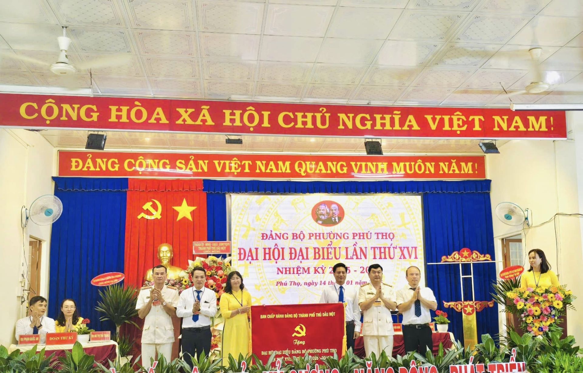 Có thể là hình ảnh về 9 người và văn bản