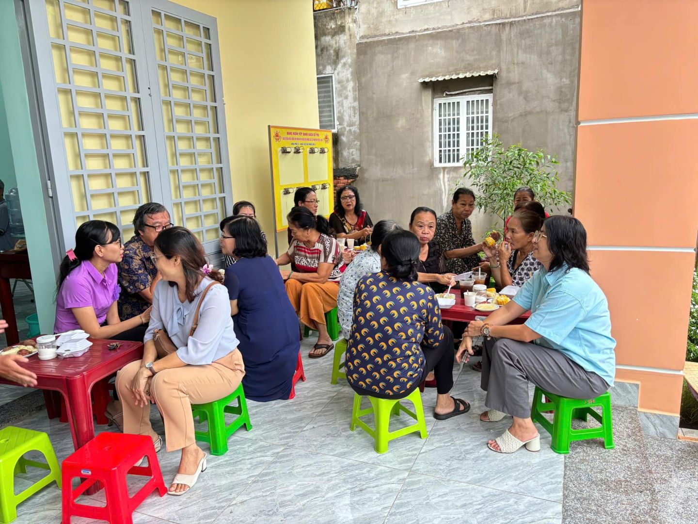 Có thể là hình ảnh về 8 người, mọi người đang học, bàn và bàn cờ