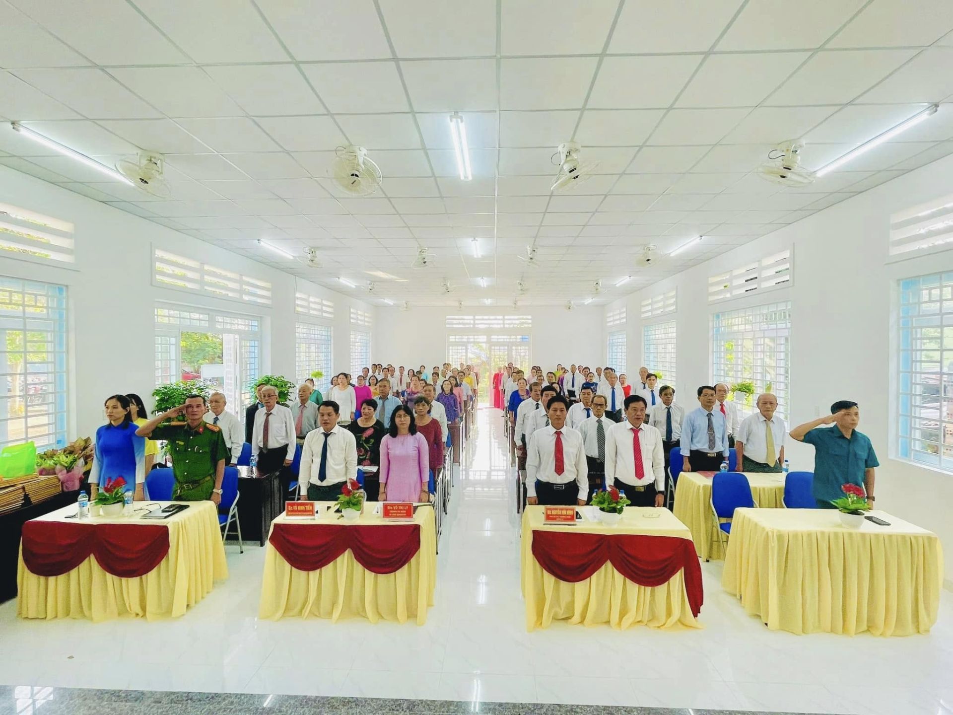 Có thể là hình ảnh về 10 người, thiết bị chiếu sáng, hoa, cái bục và đám cưới