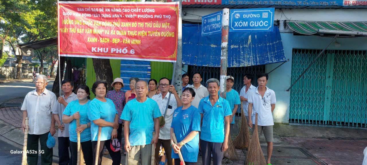 Có thể là hình ảnh về 9 người và văn bản