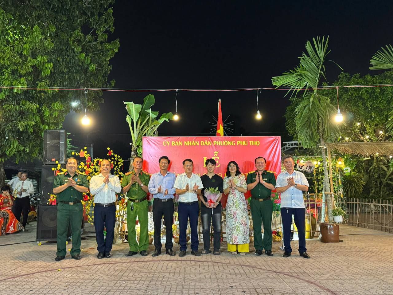 Có thể là hình ảnh về 11 người và văn bản