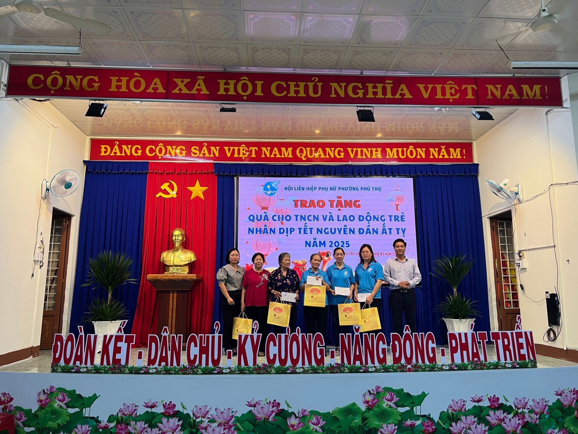 Có thể là hình ảnh về 7 người và văn bản