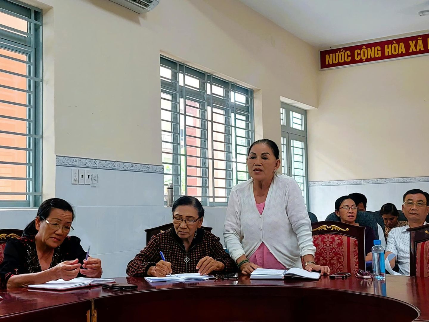 Có thể là hình ảnh về 5 người, mọi người đang học và văn bản cho biết 'NƯỚC CỘNG HOA XÃ'