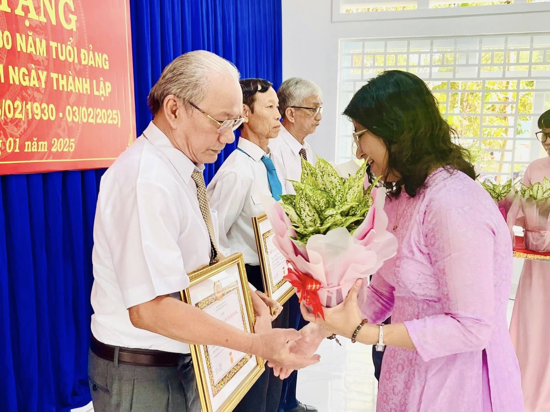 Có thể là hình ảnh về 3 người, cái bục và văn bản