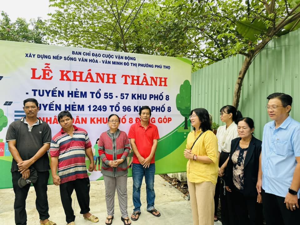 Có thể là hình ảnh về 7 người, cây và văn bản cho biết 'XÂY DỰNG NẾP SỐNG VĂN HÓA VĂN MINH ĐÔ THỊ PHƯỜNG PHÚ THỌ BAN CHỈ ĐẠO CUỘC VẬN ĐỘNG LỄ KHÁNH THÀNH -TUYẾN HỂM TỔ 55 57 KHU PHỐ 8 JYẾN HEm 1249 TỔ 96 KYPHỐ& K PHỐ 8 NHÂ ÂN KHU ố Ố8 8 G GÓP'