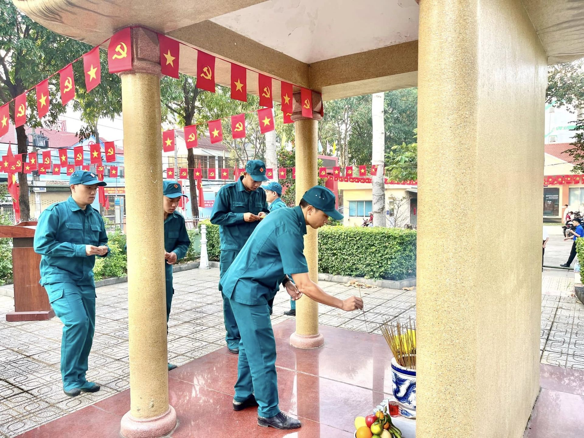 Có thể là hình ảnh về 5 người