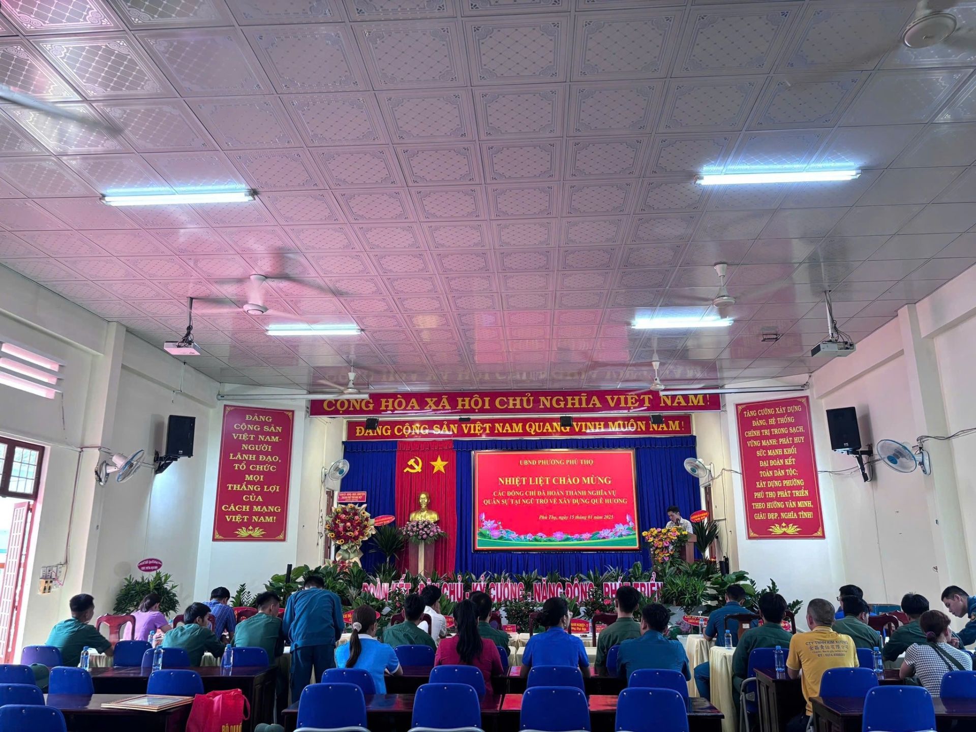 Có thể là hình ảnh về 4 người, đền thờ và văn bản