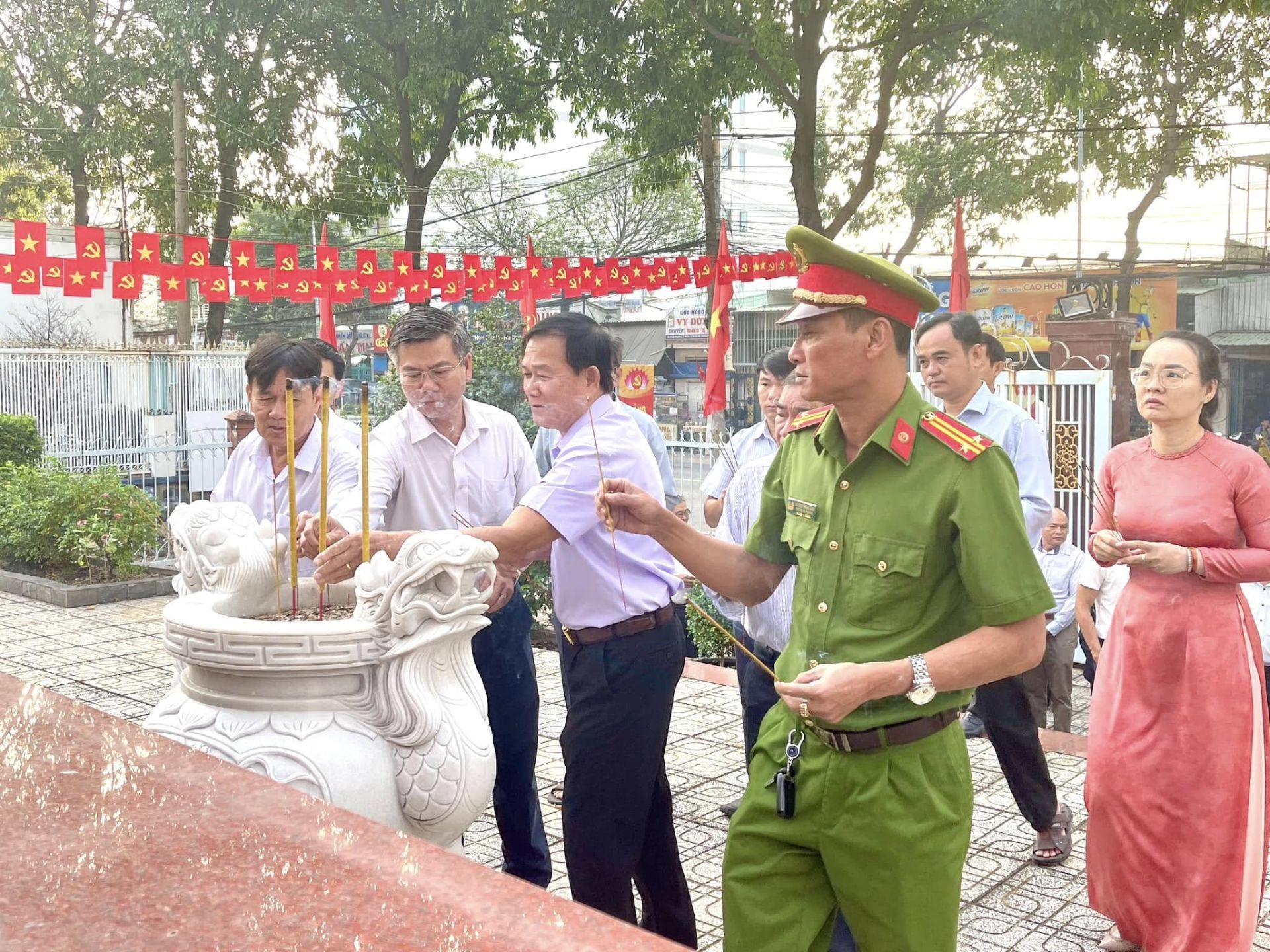 Có thể là hình ảnh về 4 người và văn bản