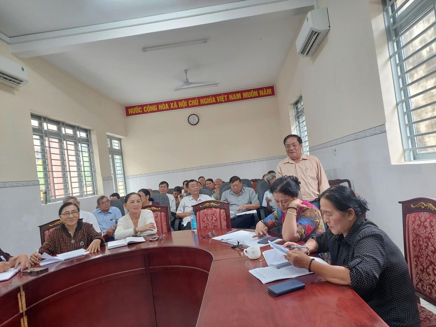 Có thể là hình ảnh về 7 người và mọi người đang học