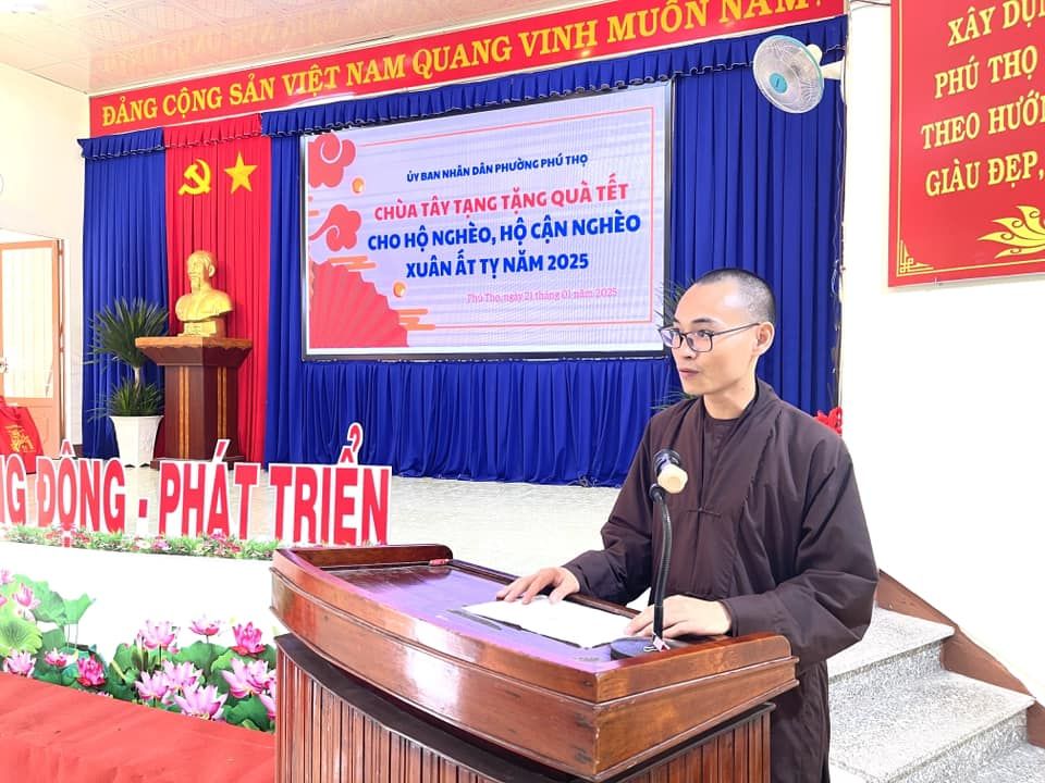 Có thể là hình ảnh về 1 người, đền thờ và văn bản