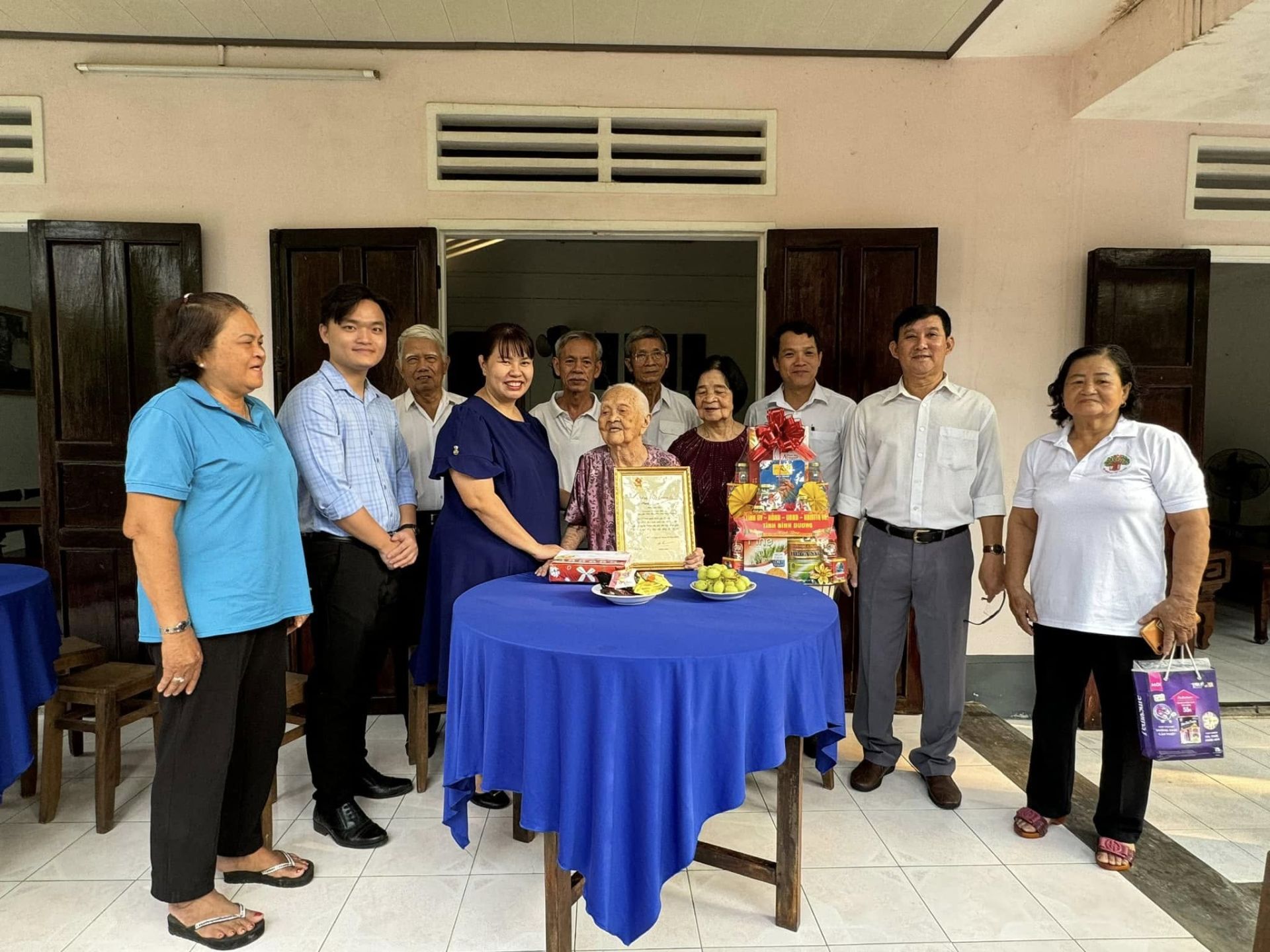 Có thể là hình ảnh về 9 người và văn bản