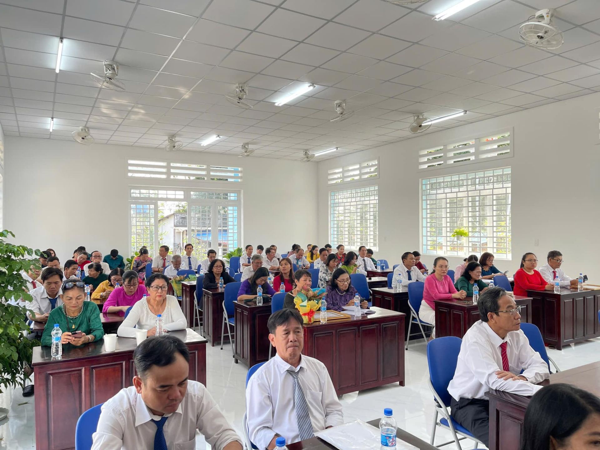 Có thể là hình ảnh về 9 người, mọi người đang học và bàn