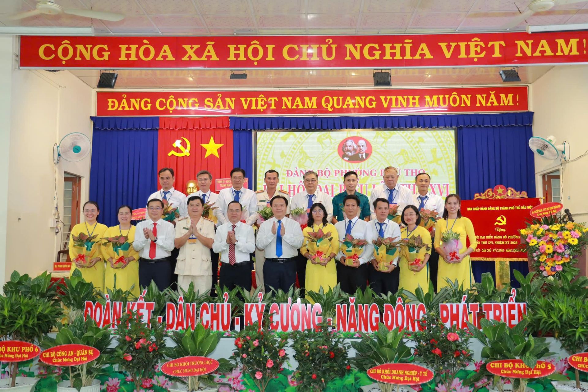 Có thể là hình ảnh về 4 người và văn bản