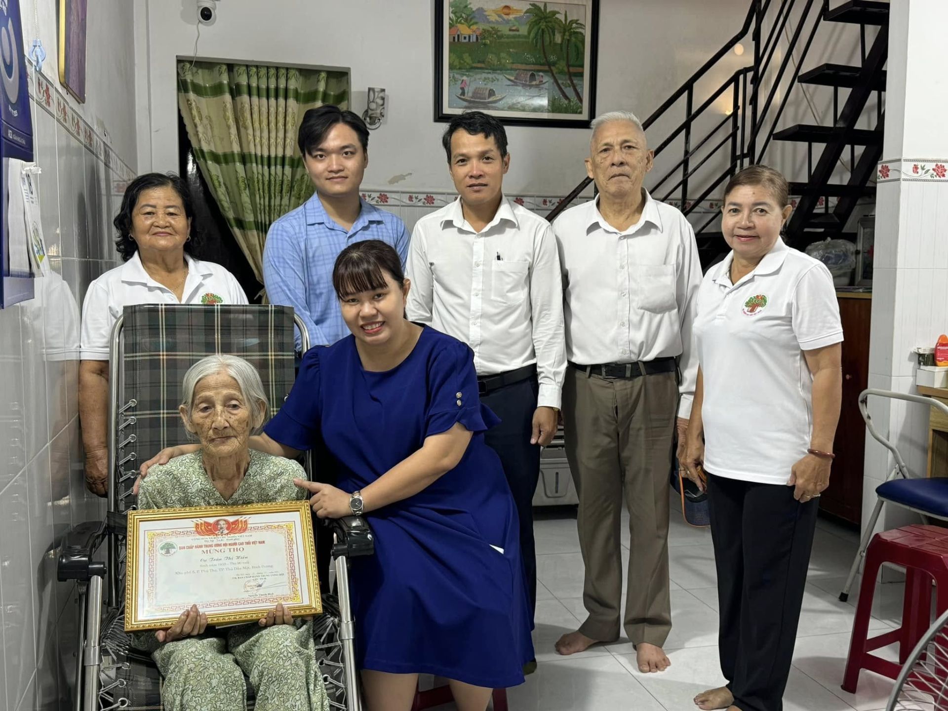 Có thể là hình ảnh về 7 người, bệnh viện và văn bản