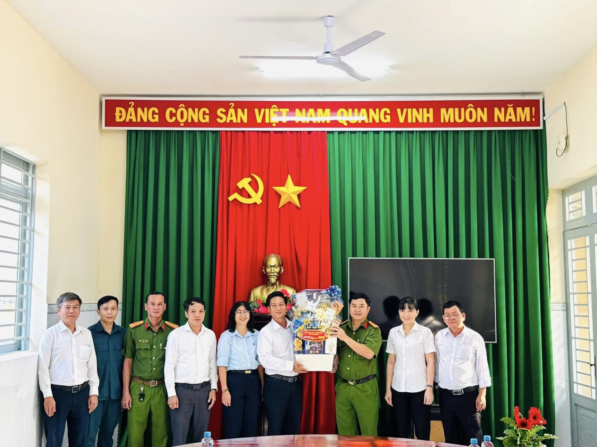 Có thể là hình ảnh về 10 người và văn bản