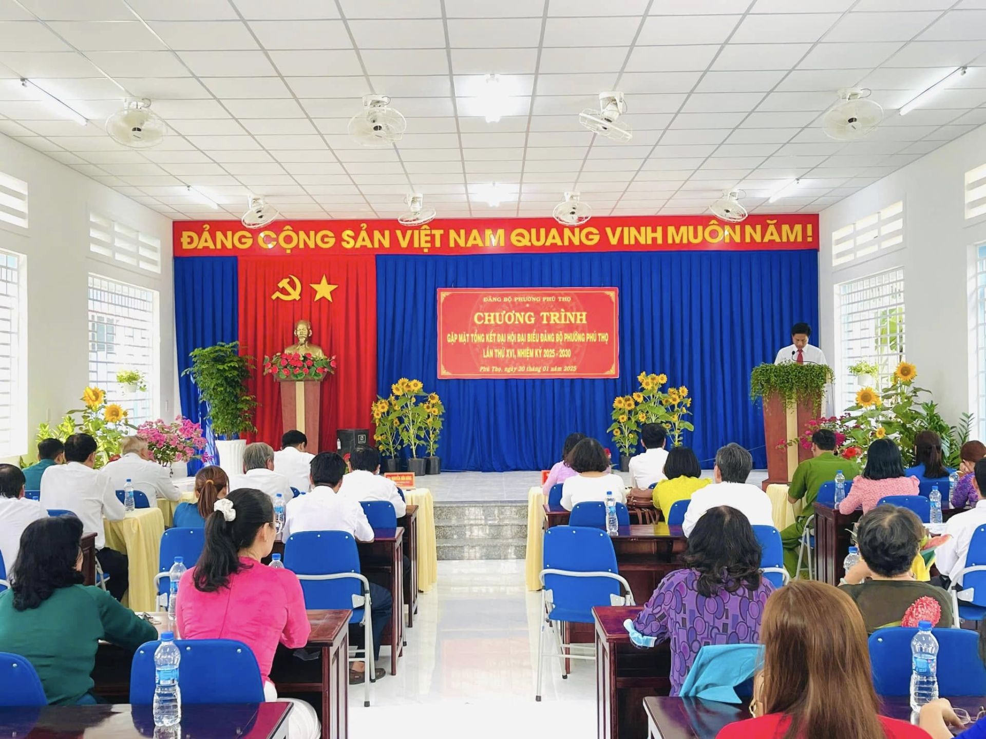 Có thể là hình ảnh về 10 người, cái bục và văn bản